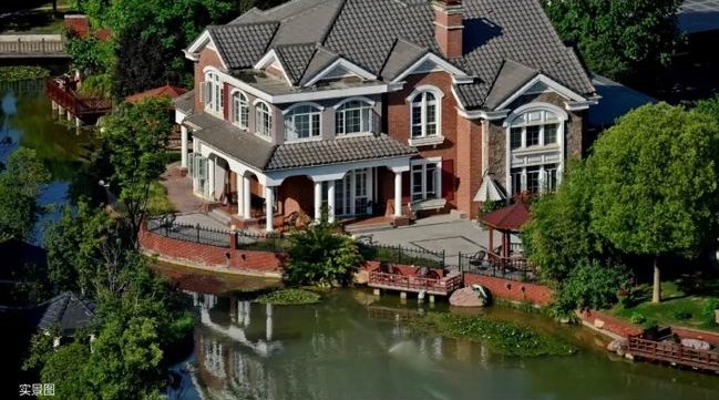 一湖潋天地，，，，，，一墅悦人生